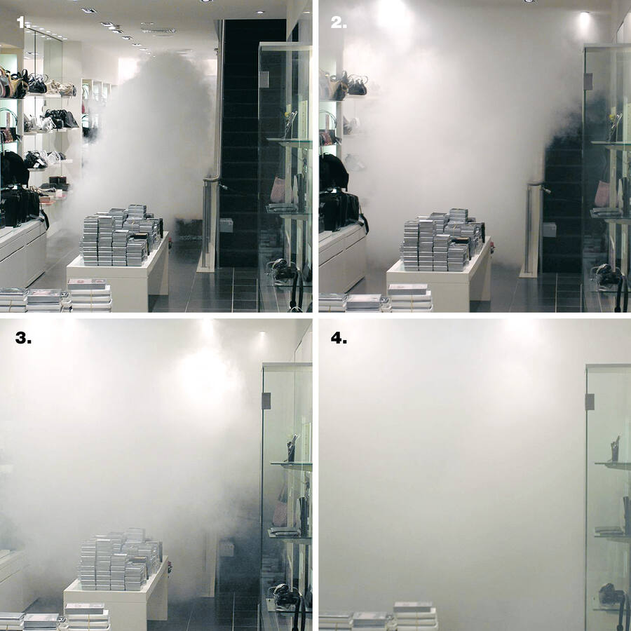 Séquence en quatre images : un magasin se remplit de brouillard de sécurité jusqu’à devenir totalement opaque